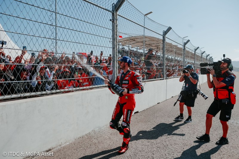 Foto Momen Kebahagiaan Francesco Bagnaia Bersama Fansnya ketika Berhasil Menjadi Sang Juara Sprint Race di Pertamina Mandalika International Circuit pada Sabtu (28/9/2024) (Sumber: Humas ITDC)